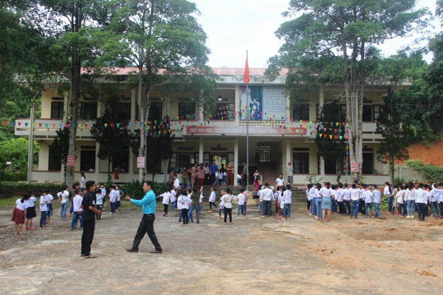 Toàn cảnh buổi tựu trưởng ở Trường Tiểu học Na Mèo.