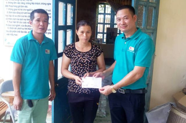 Đại diện đoàn thiện nguyện trao tặng quà cho Trường Mầm non Na Mèo (Quan Sơn). Đại diện đoàn thiện nguyện trao tặng quà cho Trường Mầm non Na Mèo (Quan Sơn).