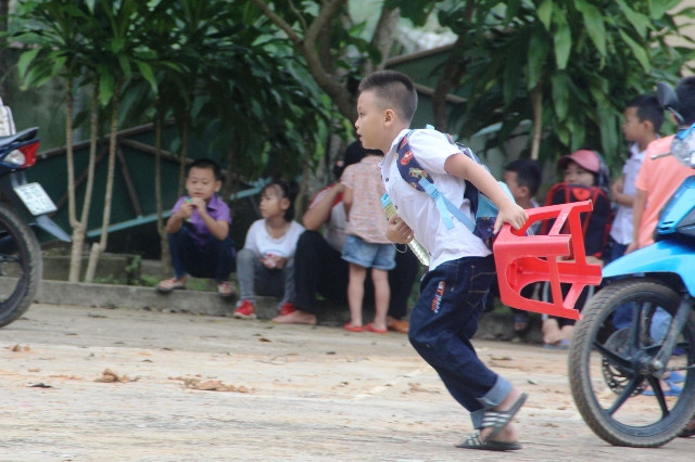 Tự đến trường với đồ dùng cá nhân của mình.