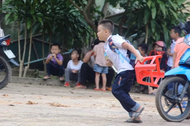 Tự đến trường với đồ dùng cá nhân của mình.