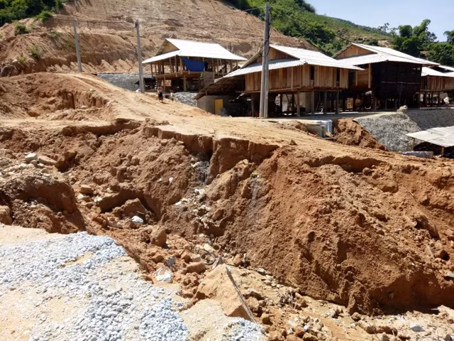 Mưa lũ kéo theo đất từ trên núi xuống, khiến lối vào một trong những cụm dân cư của khu tái định cư bị chia cắt.