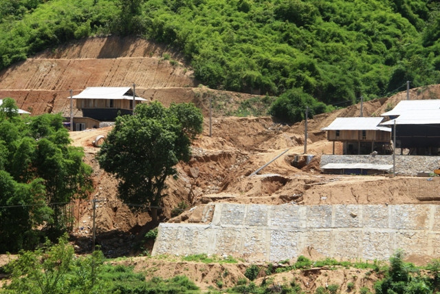 Nền đất mượn của khu tái định cư Na Chừa vừa bị nước lũ làm xói lở rất nặng.