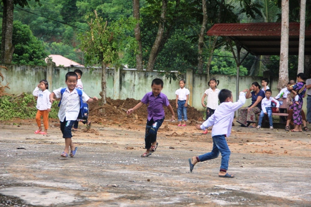 Vui chơi ở sân trường.