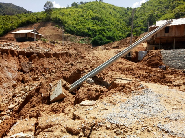 Cột điện vừa chôn xong đã bật cả móng. Cột điện vừa chôn xong đã bật cả móng.