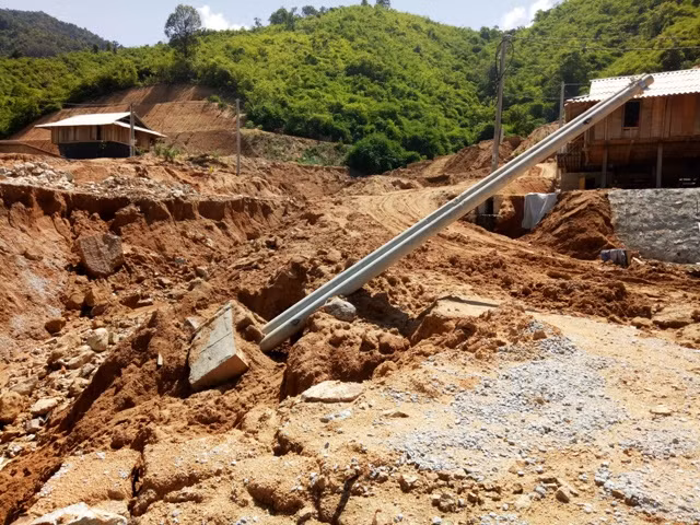 Cột điện vừa chôn xong đã bật cả móng.