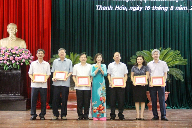 Bà Phạm Thị Hằng (ảnh giữa)- Giám đốc Sở GD&ĐT Thanh Hóa trao Kỷ niệm chương "Vì sự nghiệp giáo dục" của Bộ GD&ĐT cho nhiều cá nhân tại buổi lễ.