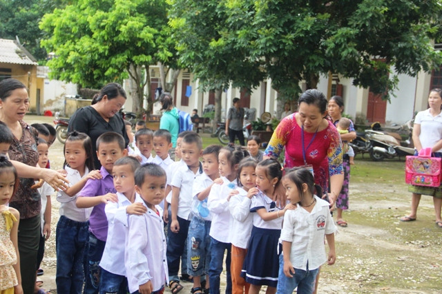 Cô giáo đón học sinh khối lớp 1.