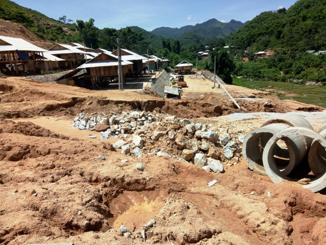 Ống cống thoát nước cũng chưa được lắp đặt. Ống cống thoát nước cũng chưa được lắp đặt.