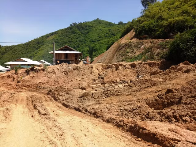 Đường giao thông vẫn chưa được đổ bê tông.