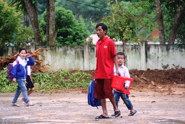 Cha dẫn con đến lớp.