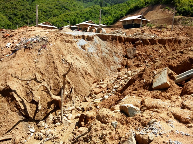 Tình trạng xói lở sau một đợt mưa lũ, khiến người dân ở khu tái định cư Na Chừa lo lắng, bất an. Tình trạng xói lở sau một đợt mưa lũ, khiến người dân ở khu tái định cư Na Chừa lo lắng, bất an.