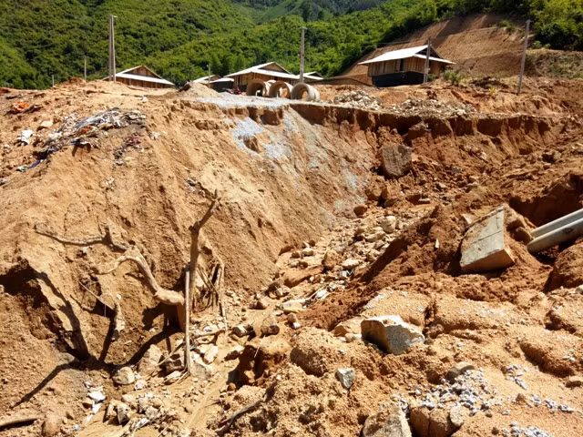 Tình trạng xói lở sau một đợt mưa lũ, khiến người dân ở khu tái định cư Na Chừa lo lắng, bất an.