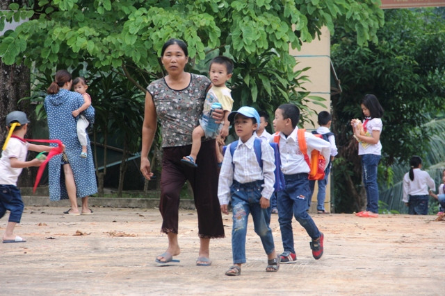 Cháu được bà dẫn tới trường