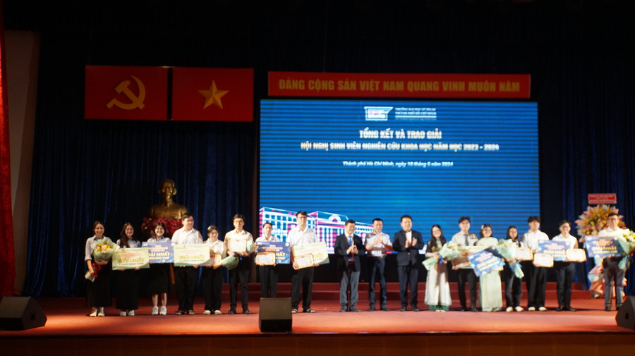 Các tập thể, cá nhân đạt giải Nhất Sinh viên Nghiên cứu khoa học năm học 2023-2024. Ảnh: Mạnh Tùng Các tập thể, cá nhân đạt giải Nhất Sinh viên Nghiên cứu khoa học năm học 2023-2024. Ảnh: Mạnh Tùng