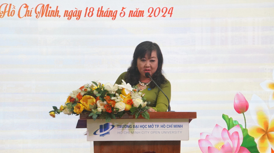 Bà Trương Thúy Uyên (ngụ quận 4), đại diện các gia đình Việt Nam phát biểu tại buổi lễ. Ảnh: Mạnh Tùng Bà Trương Thúy Uyên (ngụ quận 4), đại diện các gia đình Việt Nam phát biểu tại buổi lễ. Ảnh: Mạnh Tùng