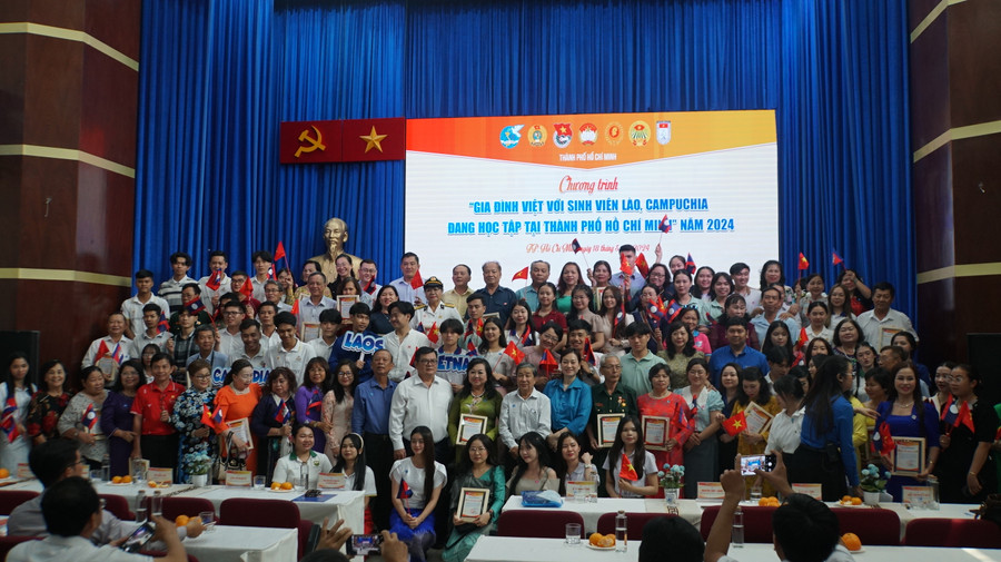 Các sinh viên Lào, Campuchia cùng gia đình Việt tham dự buổi lễ. Ảnh: Mạnh Tùng Các sinh viên Lào, Campuchia cùng gia đình Việt tham dự buổi lễ. Ảnh: Mạnh Tùng