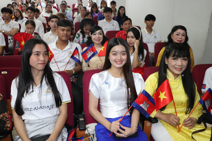 Sinh viên Lào, Campuchia tại buổi lễ. Ảnh: Mạnh Tùng Sinh viên Lào, Campuchia tại buổi lễ. Ảnh: Mạnh Tùng