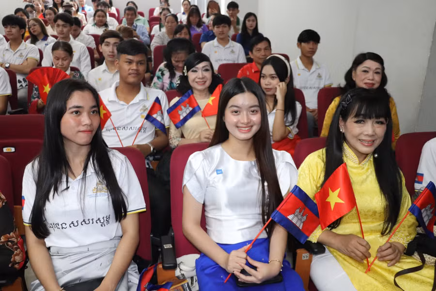 Sinh viên Lào, Campuchia tại buổi lễ. Ảnh: Mạnh Tùng