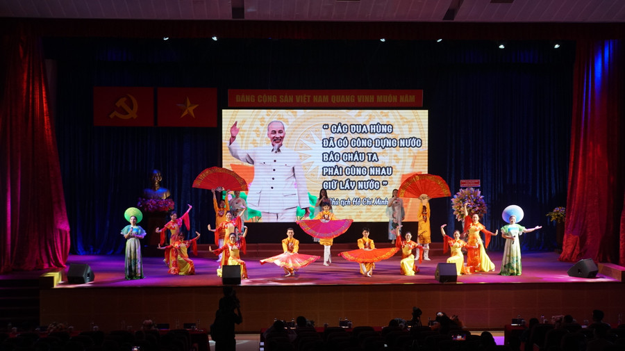 Tiết mục văn nghệ kỷ niệm 134 năm ngày sinh Chủ tịch Hồ Chí Minh (19/5/1890-19/5/2024). Ảnh: Mạnh Tùng Tiết mục văn nghệ kỷ niệm 134 năm ngày sinh Chủ tịch Hồ Chí Minh (19/5/1890-19/5/2024). Ảnh: Mạnh Tùng
