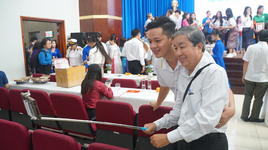 Đại diện một gia đình người Việt Nam chụp hình lưu niệm cùng sinh viên do mình nhận đỡ đầu. Ảnh: Mạnh Tùng Đại diện một gia đình người Việt Nam chụp hình lưu niệm cùng sinh viên do mình nhận đỡ đầu. Ảnh: Mạnh Tùng
