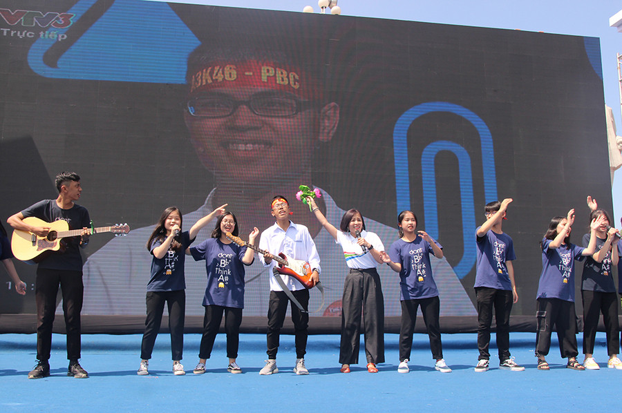 Dù không có mặt trực tiếp tại trường quay S14, nhưng các bạn bè vẫn luôn có mặt dõi theo cổ vũ cho Thế Trung theo cách của mình.