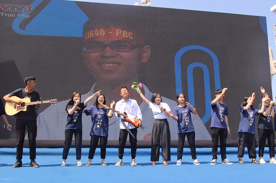 Dù không có mặt trực tiếp tại trường quay S14, nhưng các bạn bè vẫn luôn có mặt dõi theo cổ vũ cho Thế Trung theo cách của mình.