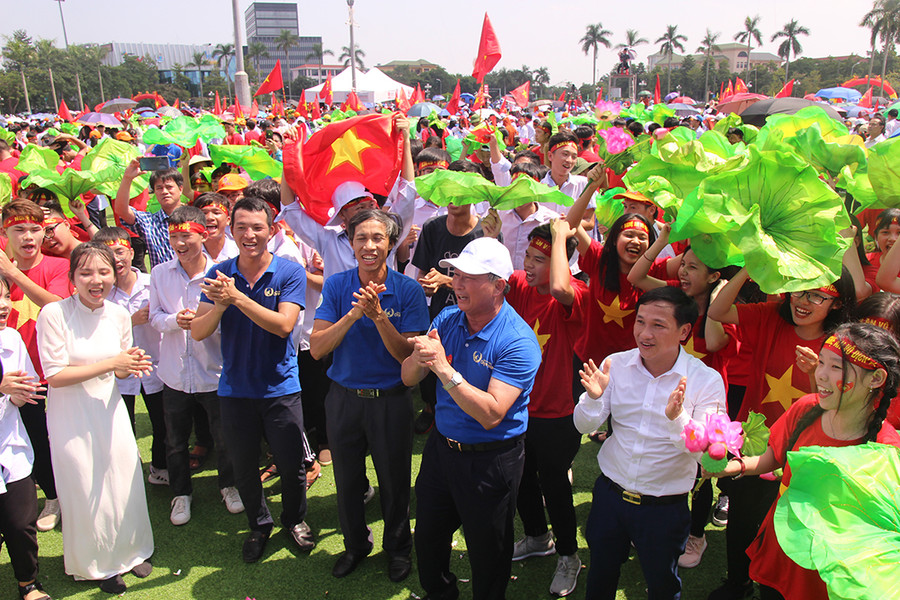 Các thầy cô giáo cùng các bạn đã làm bùng nổ Quảng trường Hồ Chí Minh sau chiến thắng của Thế Trung.