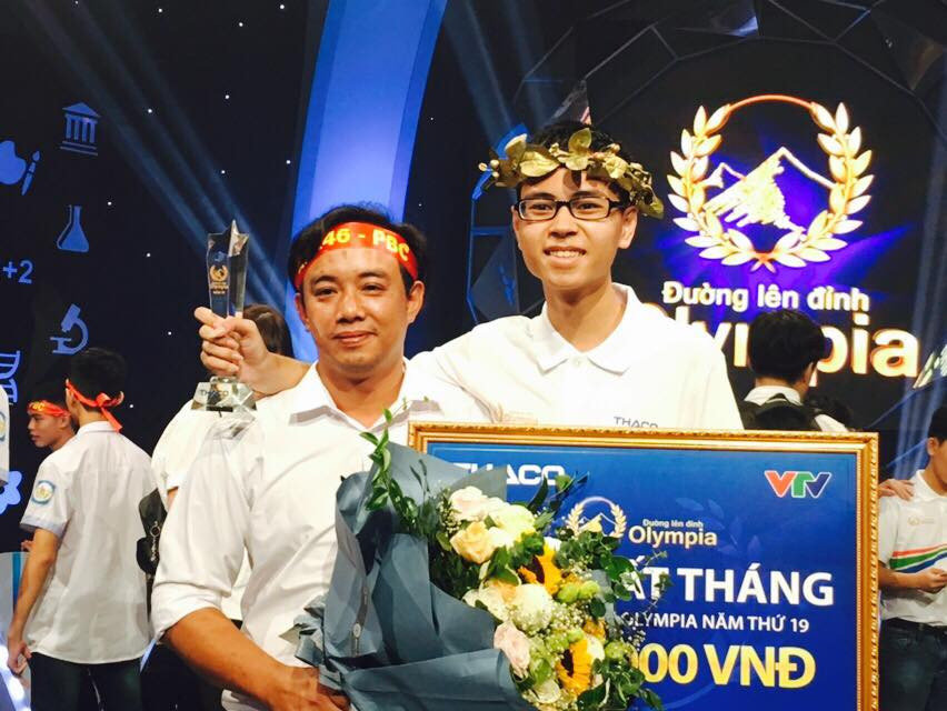 Trần Thế Trung cùng thầy Trần Ngọc Thắng - GV chủ nhiệm lớp.