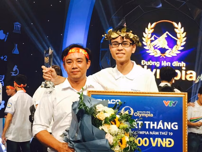 Trần Thế Trung cùng thầy Trần Ngọc Thắng - GV chủ nhiệm lớp.