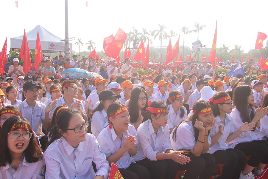 Đông đảo học sinh tập trung về Quảng trường Hồ Chí Minh với cờ hoa, băng rôn khẩu hiệu... Đông đảo học sinh tập trung về Quảng trường Hồ Chí Minh với cờ hoa, băng rôn khẩu hiệu...