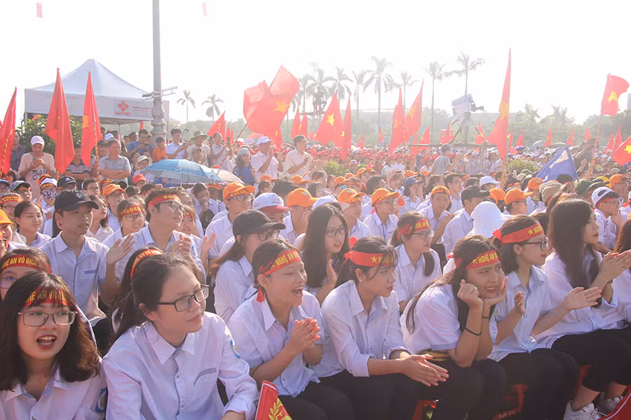 Đông đảo học sinh tập trung về Quảng trường Hồ Chí Minh với cờ hoa, băng rôn khẩu hiệu...