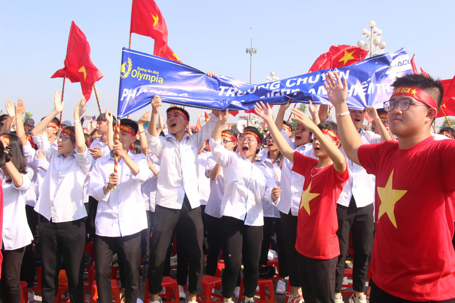 Niềm vui, phấn khích của cổ động viên Nghệ An khi theo dõi phần thi của Trần Thế Trung Niềm vui, phấn khích của cổ động viên Nghệ An khi theo dõi phần thi của Trần Thế Trung