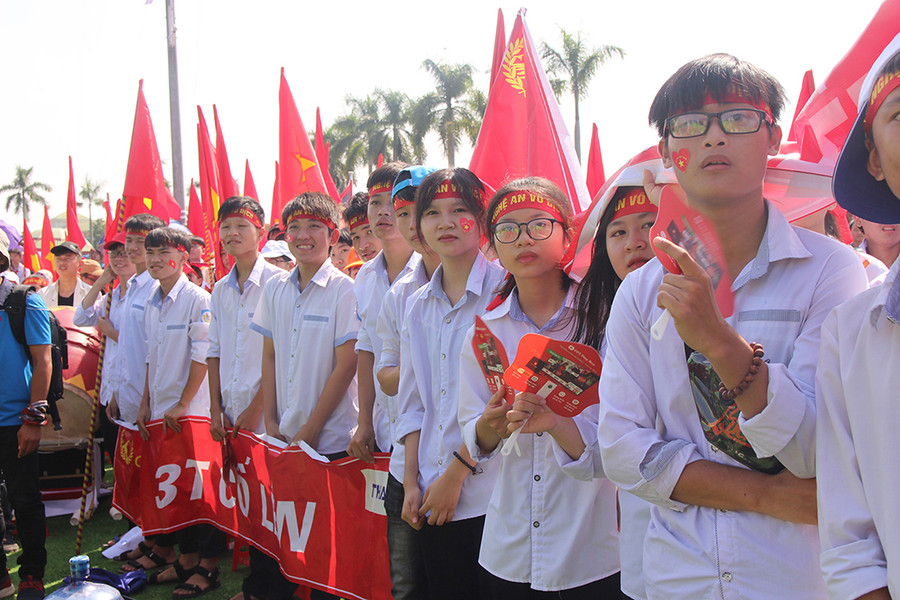 Các bạn ở đầu cầu Nghệ An nín thở trước câu hỏi quyết định ở phần thi Về đích