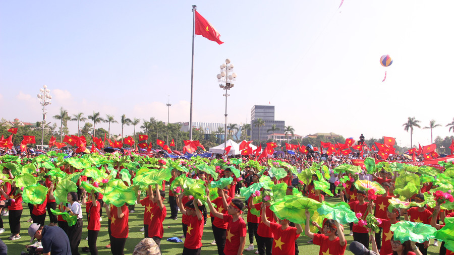Quảng trường Hồ Chí Minh được đốt cháy trong màu đỏ của cờ và áo Quảng trường Hồ Chí Minh được đốt cháy trong màu đỏ của cờ và áo
