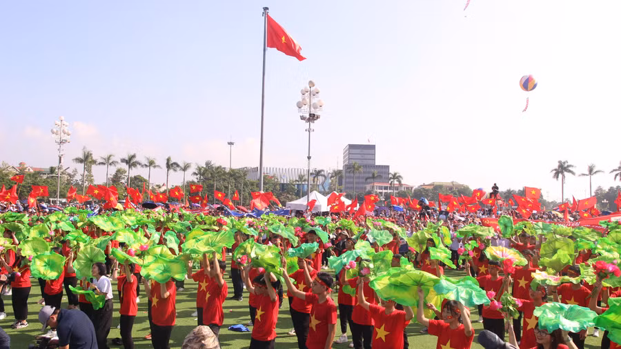 Quảng trường Hồ Chí Minh được đốt cháy trong màu đỏ của cờ và áo