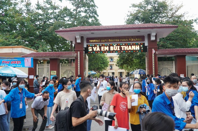 Thí sinh dự thi vào Trường THPT chuyên Phan Bội Châu năm học 2022-2023. Ảnh: Hồ Lài. Thí sinh dự thi vào Trường THPT chuyên Phan Bội Châu năm học 2022-2023. Ảnh: Hồ Lài.