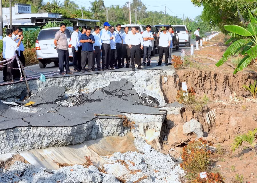 Việc phân cấp công bố tình huống khẩn cấp về thiên tai sẽ giúp địa phương chủ động ứng phó. Trong ảnh là tình trạng sụt lún, sạt lở do thiên tai ở Cà Mau.