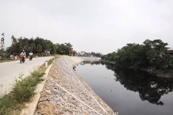 Tuyến đê bờ tả sông Nhuệ đoạn qua địa bàn xã Cự Khê (huyện Thanh Oai).