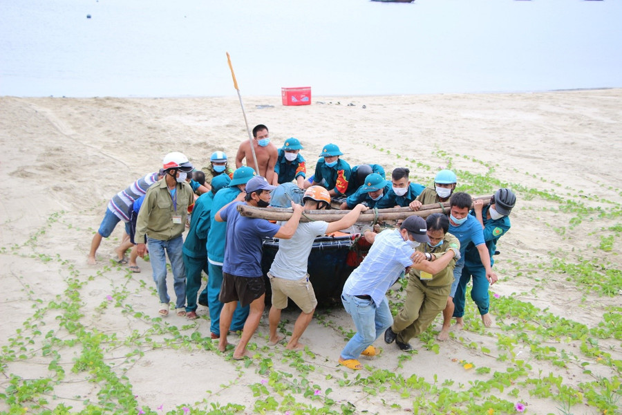Người dân Đà Nẵng cùng các lực lượng chức năng di dời tàu thuyền về nơi an toàn trước khi bão đến. Ảnh: Hoàng Vinh Người dân Đà Nẵng cùng các lực lượng chức năng di dời tàu thuyền về nơi an toàn trước khi bão đến. Ảnh: Hoàng Vinh