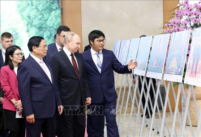 Thủ tướng Phạm Minh Chính và Tổng thống Liên bang Nga Vladimir Putin xem trưng bày ảnh về quan hệ Việt - Nga. Ảnh: Dương Giang/TTXVN Thủ tướng Phạm Minh Chính và Tổng thống Liên bang Nga Vladimir Putin xem trưng bày ảnh về quan hệ Việt - Nga. Ảnh: Dương Giang/TTXVN