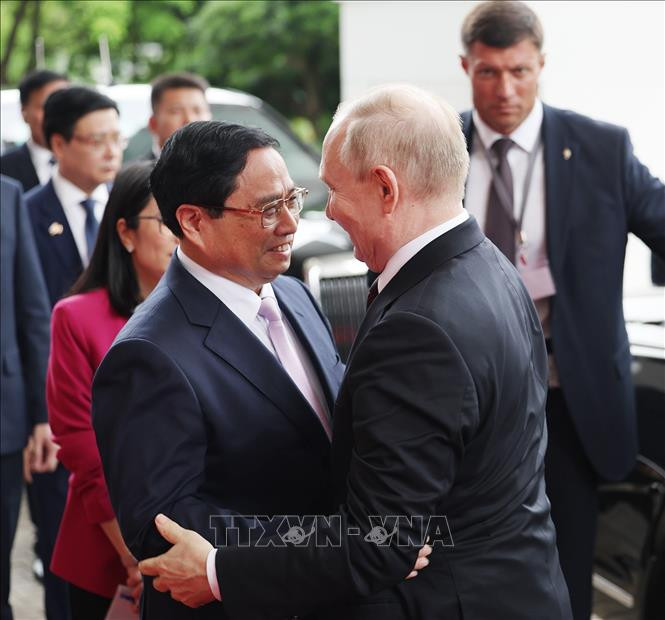 Thủ tướng Phạm Minh Chính đón Tổng thống Liên bang Nga Vladimir Putin. Ảnh: Dương Giang/TTXVN Thủ tướng Phạm Minh Chính đón Tổng thống Liên bang Nga Vladimir Putin. Ảnh: Dương Giang/TTXVN