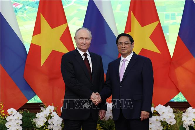 Thủ tướng Phạm Minh Chính và Tổng thống Liên bang Nga Vladimir Putin chụp ảnh chung. Ảnh: Dương Giang/TTXVN Thủ tướng Phạm Minh Chính và Tổng thống Liên bang Nga Vladimir Putin chụp ảnh chung. Ảnh: Dương Giang/TTXVN