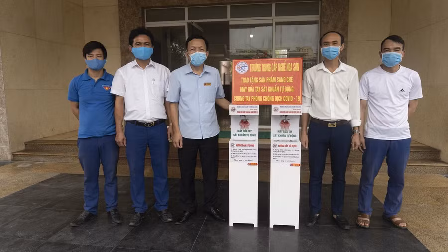 Máy rửa tay sát khuẩn tự động do Trường Trung cấp nghề Nga Sơn (Thanh Hóa) sáng chế.