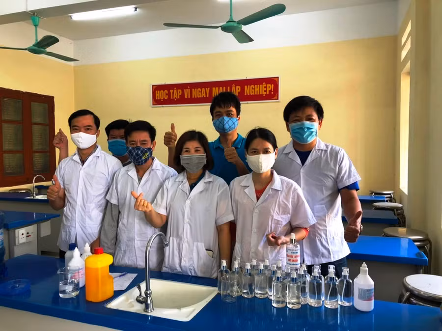 Nhóm giáo viên bộ môn Hóa, Trường THPT Mai Anh Tuấn (Nga Sơn, Thanh Hóa) pha chế thành công nước sát khuẩn tay khô, để phòng, chống dịch Covid-19. Ảnh: NVCC.