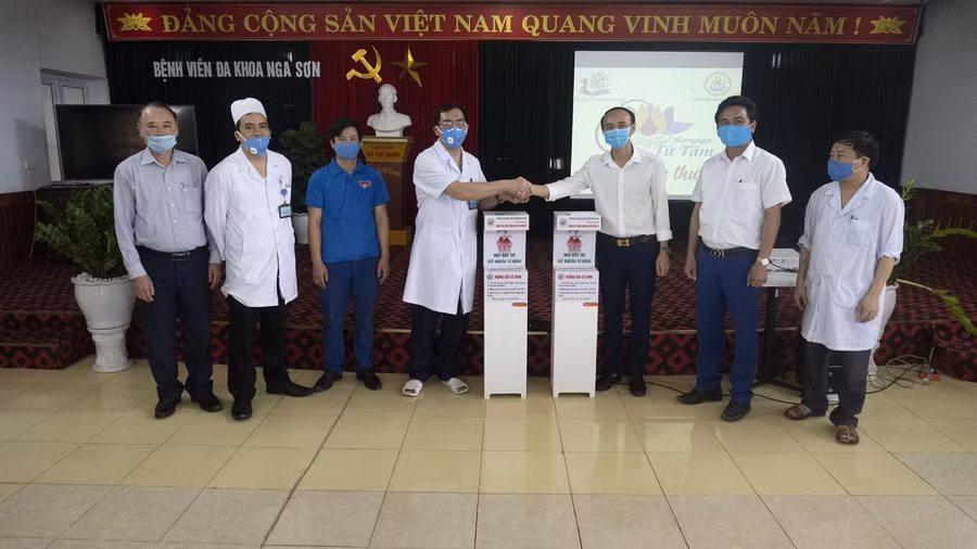 Sau khi sáng chế thành công máy rửa tay sát khuẩn tự động, Trường Trung cấp nghề Nga Sơn đã trao tặng lực lượng tuyến đầu chống dịch Covid-19.