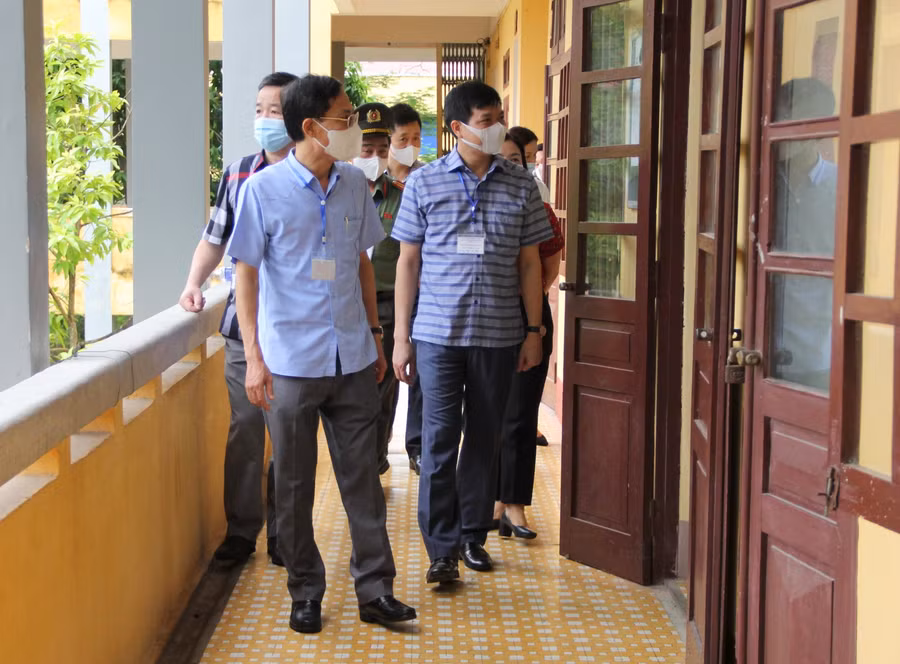 Lãnh đạo tỉnh và Giám đốc Sở GD&amp;ĐT Thanh Hóa đi kiểm tra thi tốt nghiệp THPT 2021.