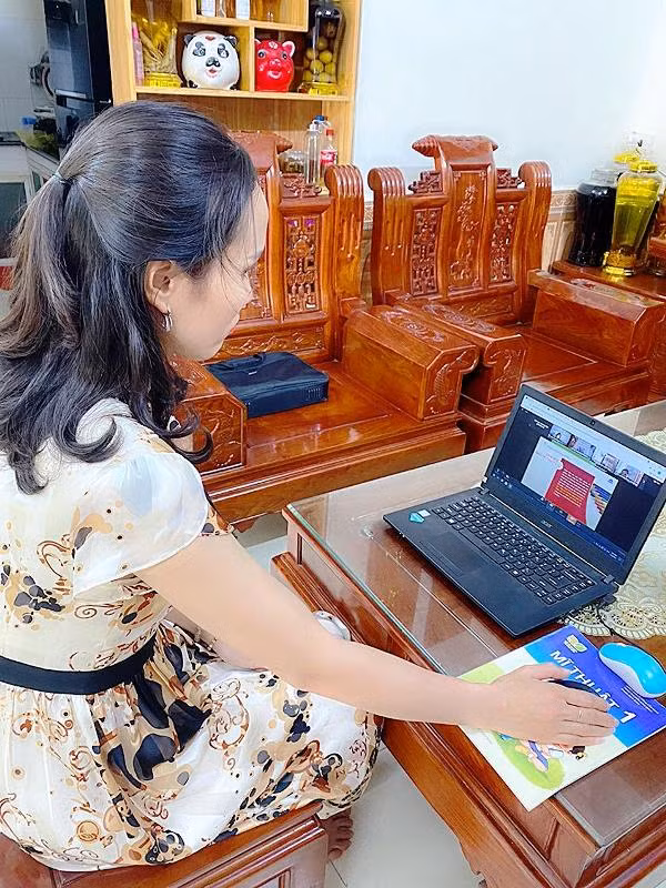 Một giáo viên bậc tiểu học tham gia chương trình tập huấn thay SGK mới bằng hình thức trực tuyến tại nhà riêng.