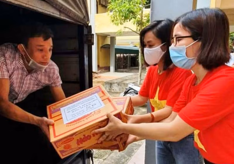 Giáo viên Trường THPT Hàm Rồng (TP Thanh Hóa) quyên góp hàng hóa hỗ trợ nhân dân TP Hồ Chí Minh.
