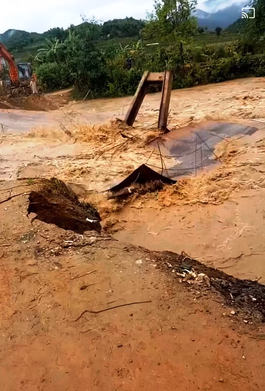 Chiếc cầu tạm bắc qua suối Sim để thi công cầu cứng ở xã Quang Chiểu (Mường Lát) bị nước lũ cuốn trôi. Ảnh: Ông Hoàng Văn Dũng cung cấp.
