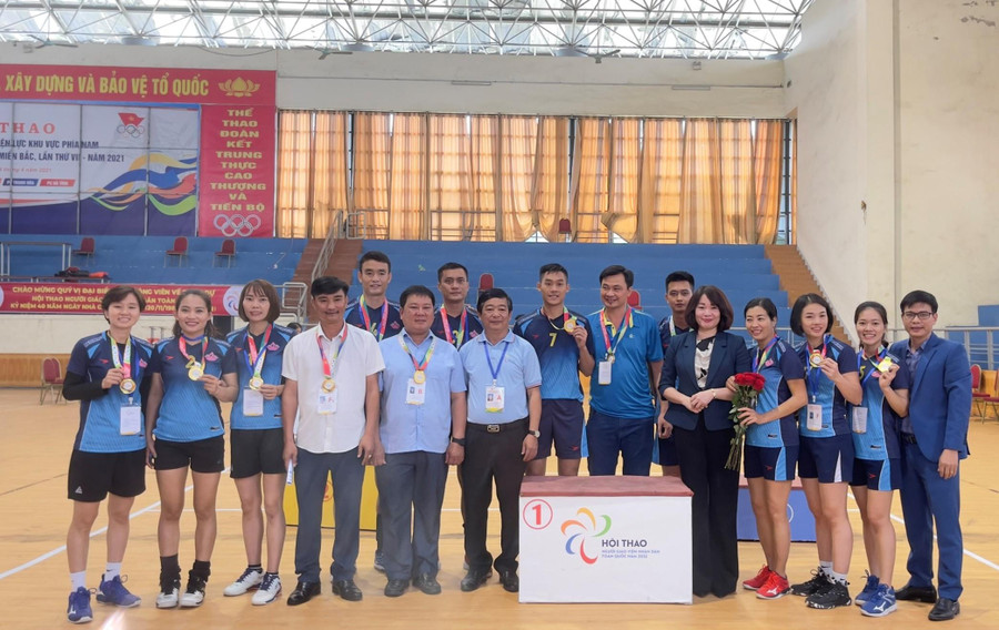 Đoàn Sở GD&amp;ĐT Nghệ An giành Huy chương Vàng môn thi đấu bóng chuyền hơi nam nữ tại Hội thao.